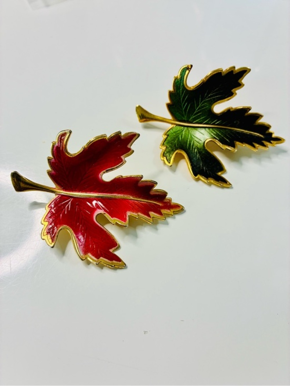 VTG Retro Red and Green Leaf Brooch Set EUC